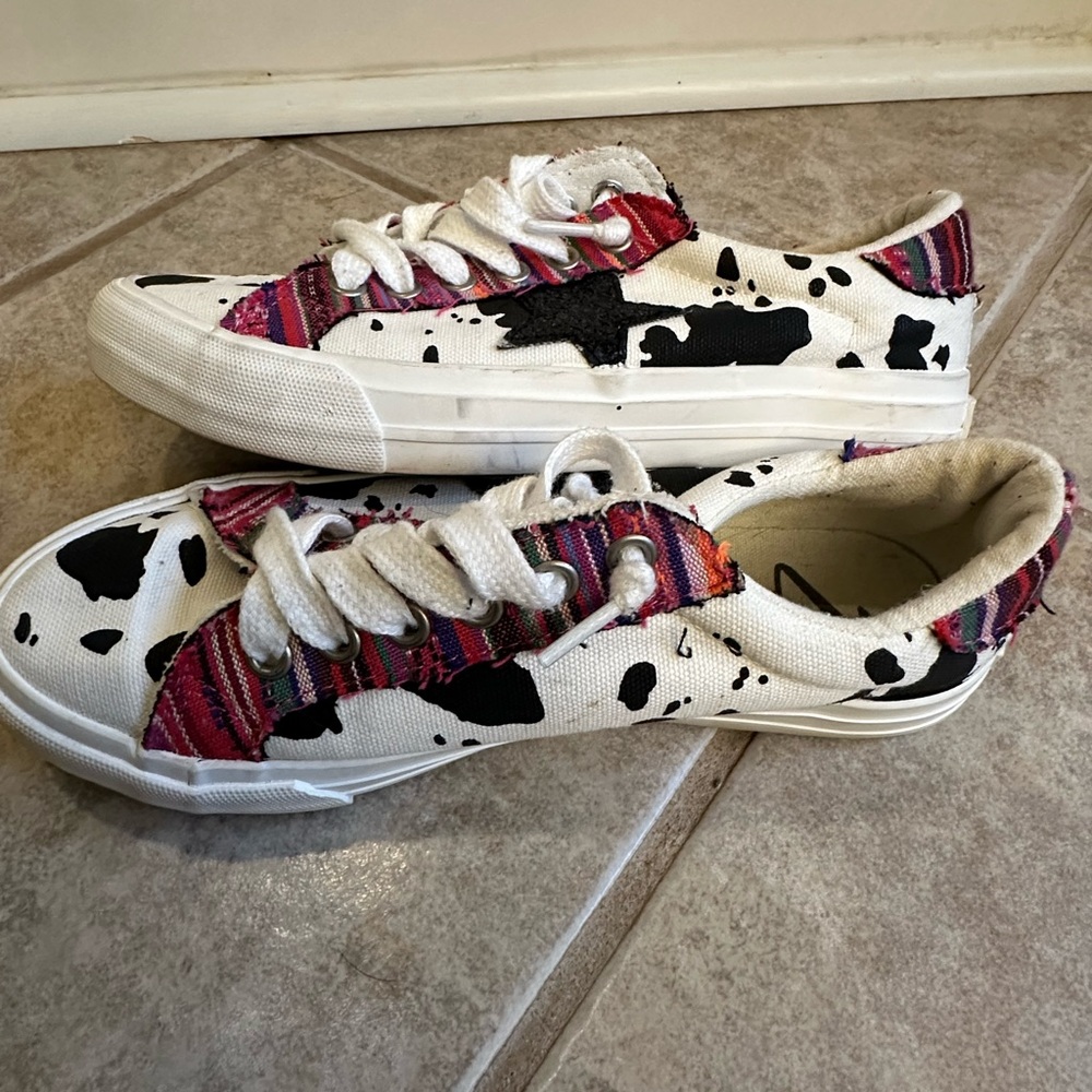 Very G Ladies Cosmic Cow Print Shoes W 6.5 - Picture 2 of 9